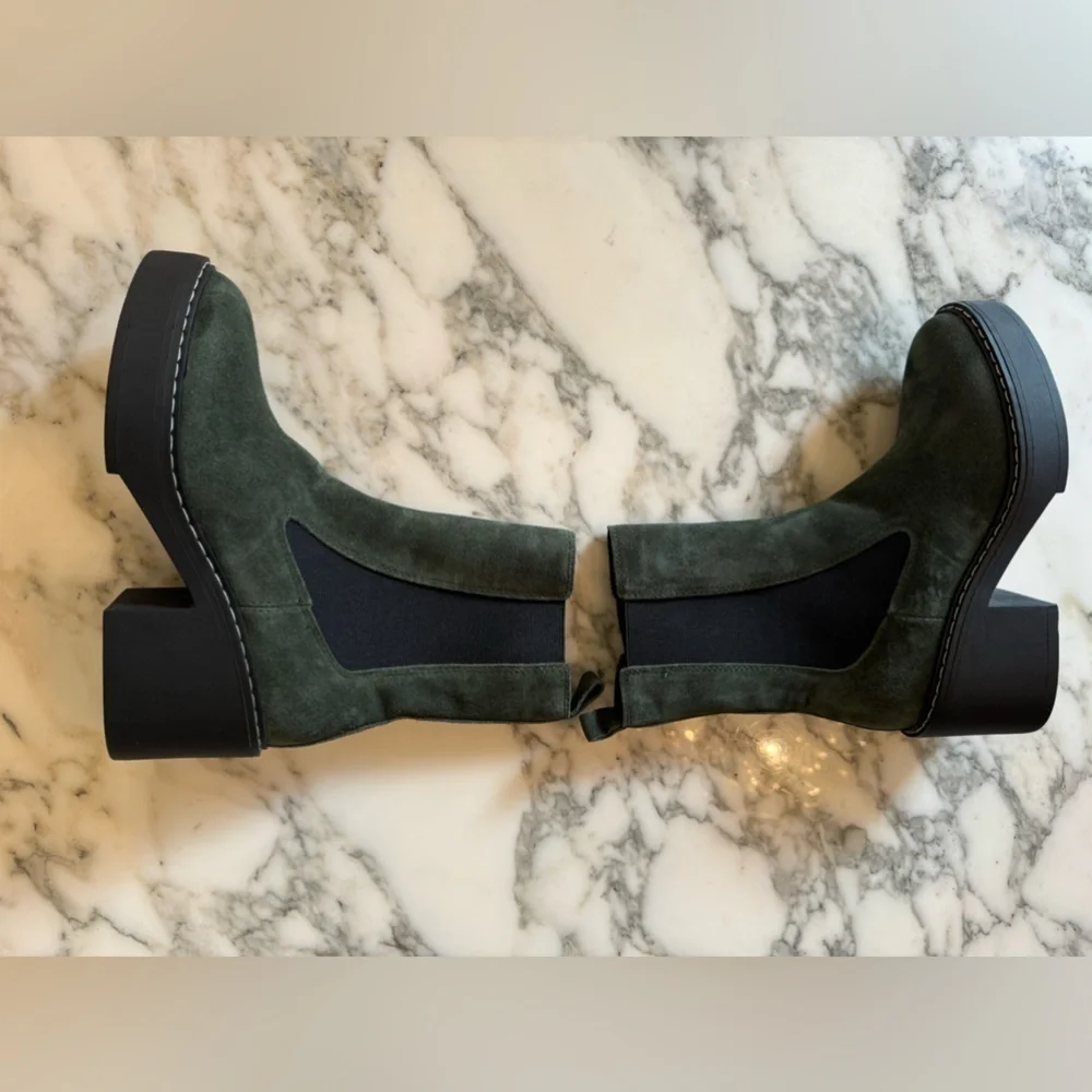 NWOB Gorgeous Nine West Olive Green Doleas Chelsea Boot Leather Suede Block Heel